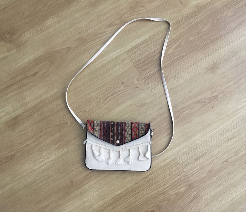 Torebka damska do letnich stylizacji ecru na pasku