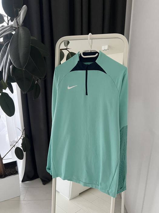 Лонгслив Nike.