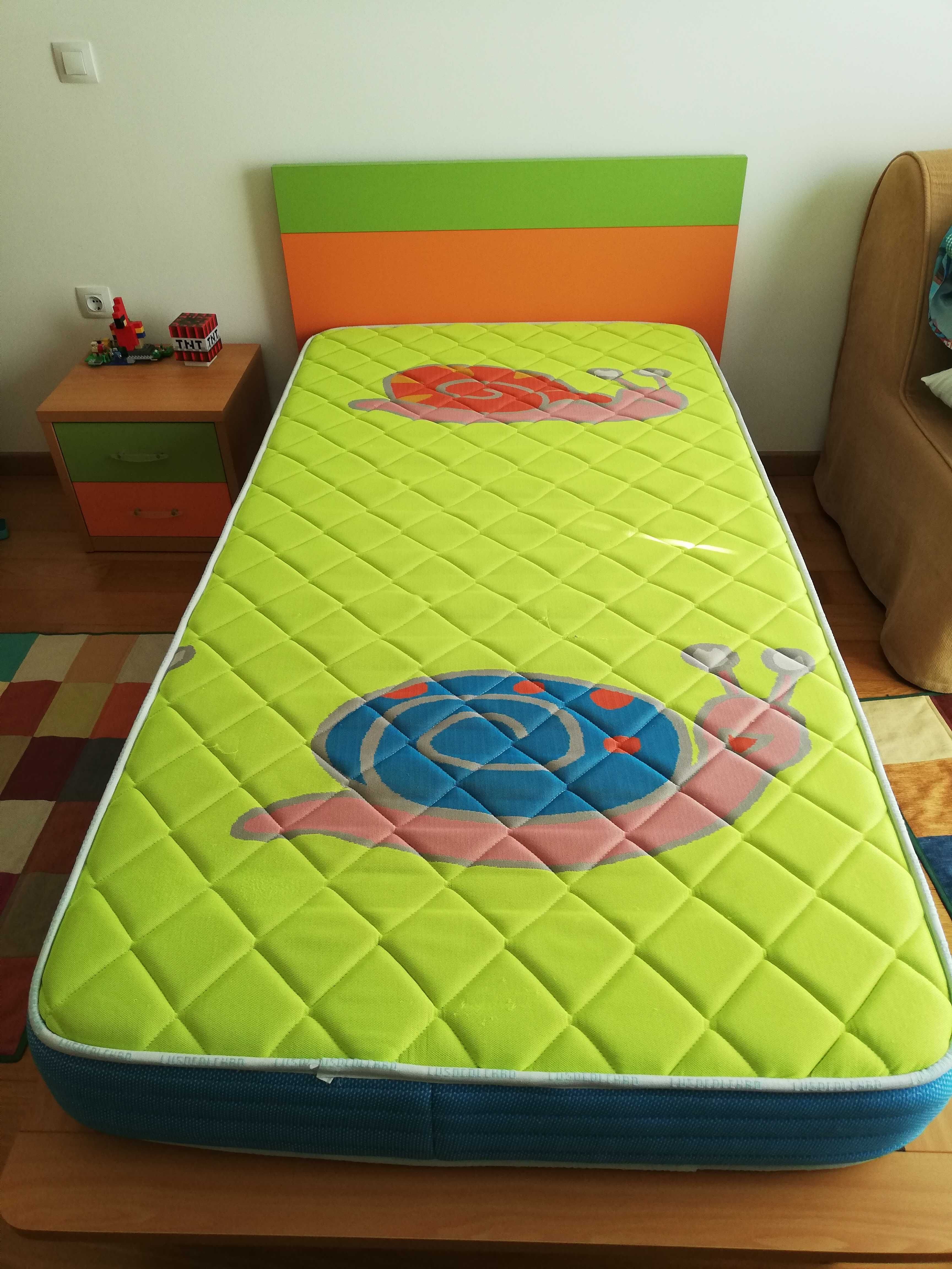 Mobília de quarto: Cama com colchão, mesa de cabeceira e secretária