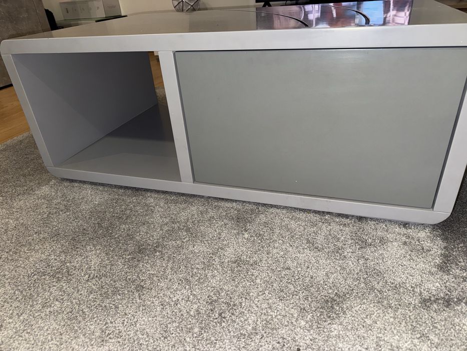 Mesa de centro de sala de estar em cinza lacado