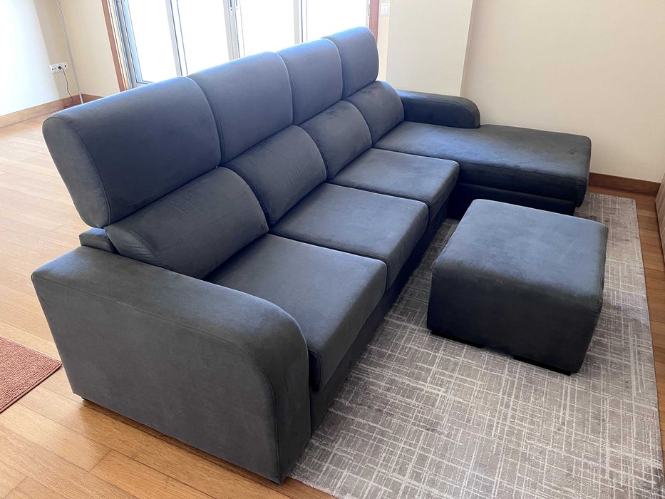 Sofá de 4 lugares com chaise long e puff