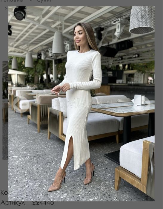 Молочна сукня прямого крою з розрізом