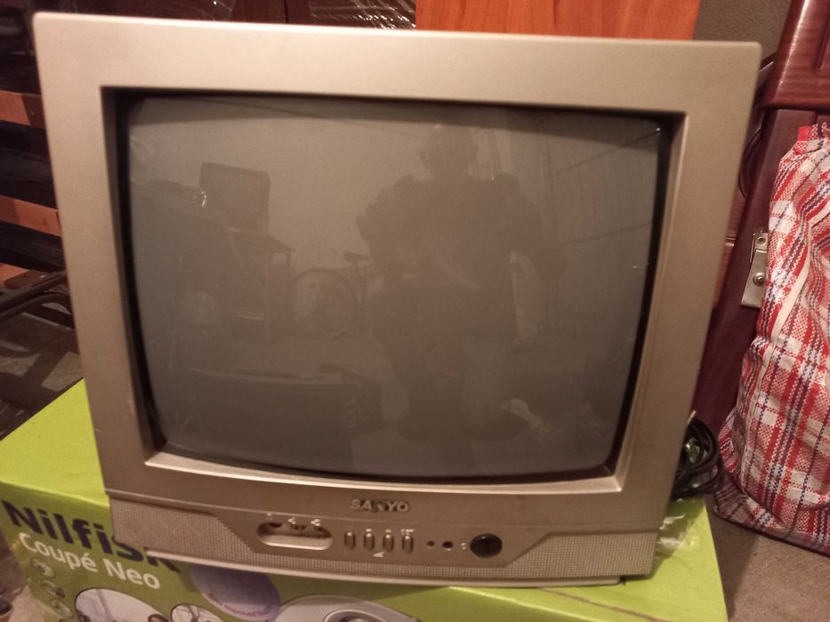 Televisor Sanyo 32 cm com comando