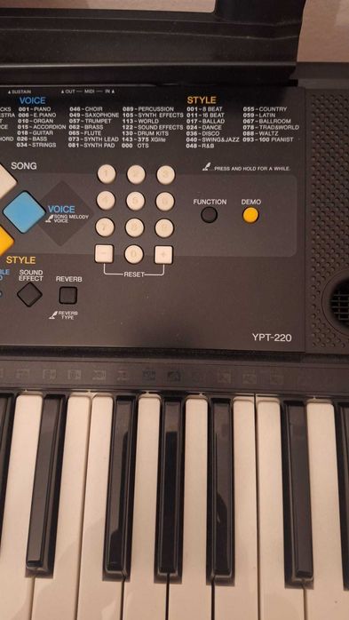 Piano Yamaha - YPT 220 com suporte