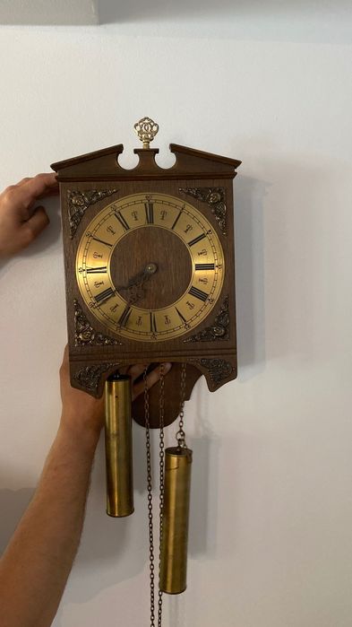 Stylowy zegar wiszący z obciążnikami