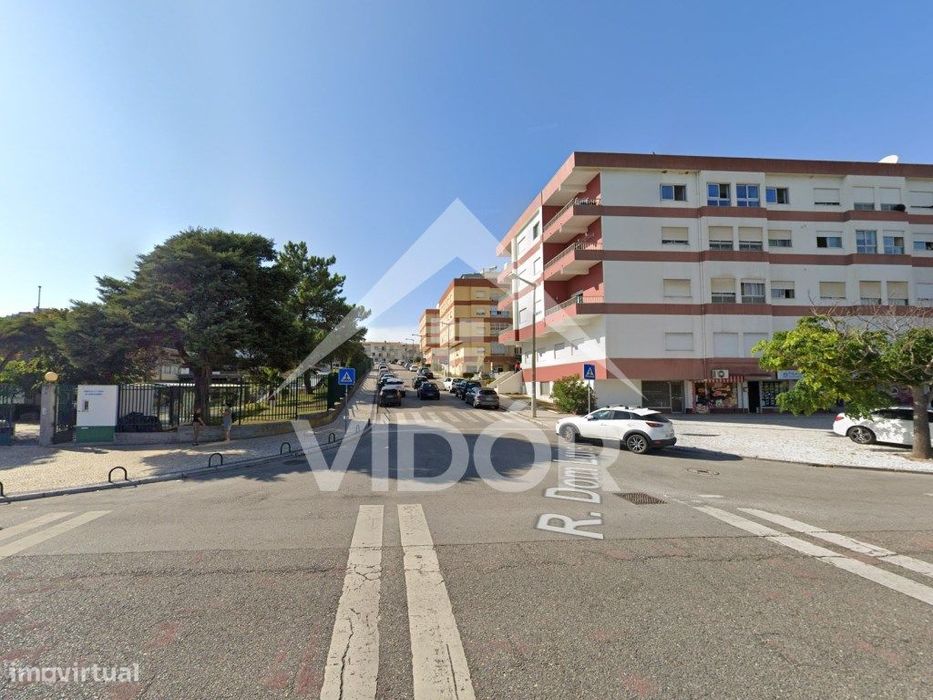 Garagem na Rua D. Luís I - Abadias