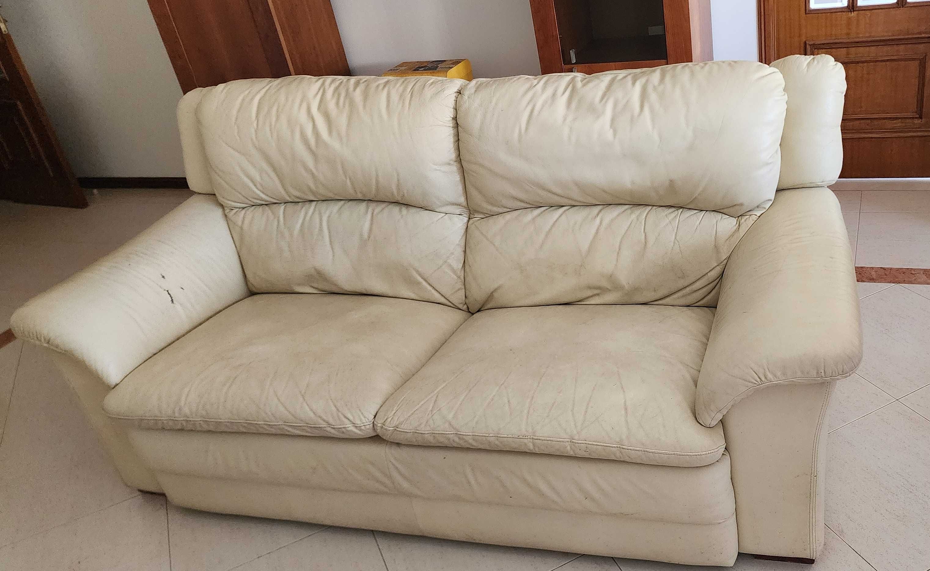 Sofá em pele (cor creme)