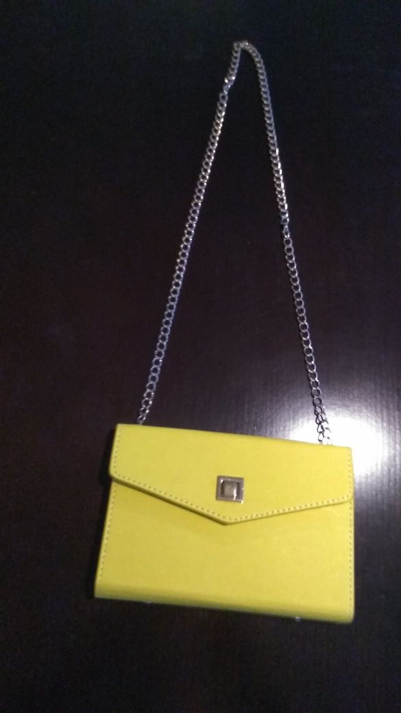 Żółta torebka z notesem