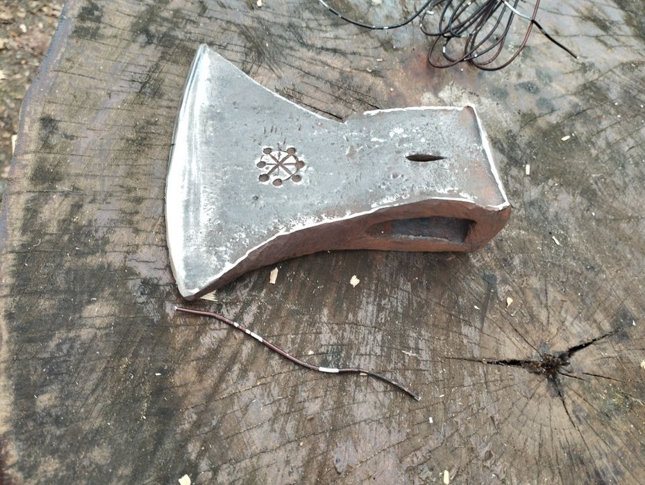 Старовинний кований колун