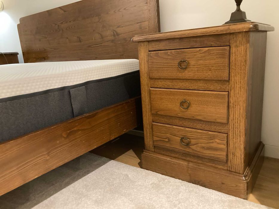 Cama com duas mesinhas de cabeceira em madeira maciça