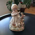 Porcelanowa figurka dziewczynka.. ze skrzypcami.