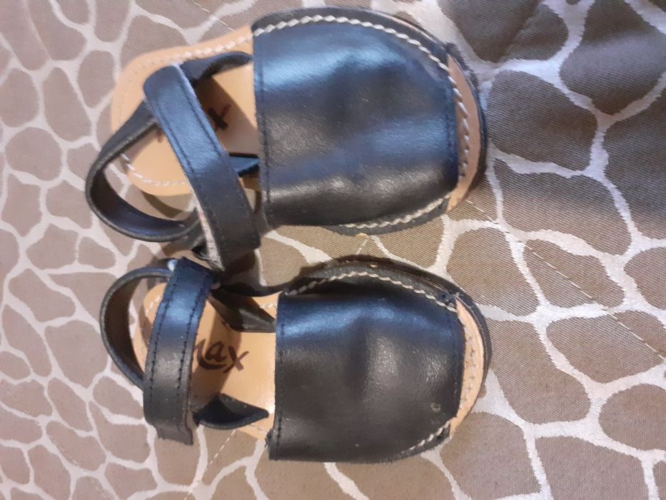 Sandalias em pele menina