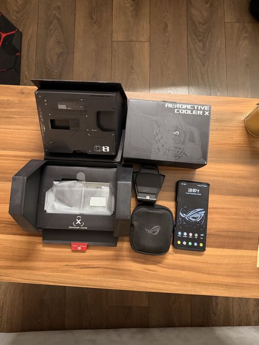 Asus ROG Phone 8 Pro zestaw z coolerem