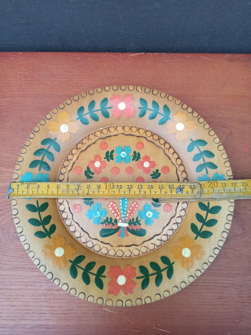 Drewniany talerz ręcznie malowany do powieszenia