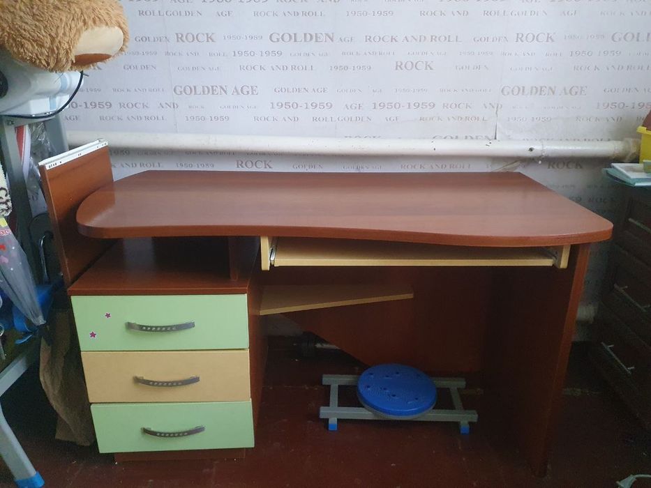 Продам стол ринесанс в идеальном состоянии