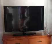 TV Samsung 32" HD (80cm) – com comando e suporte de mesa