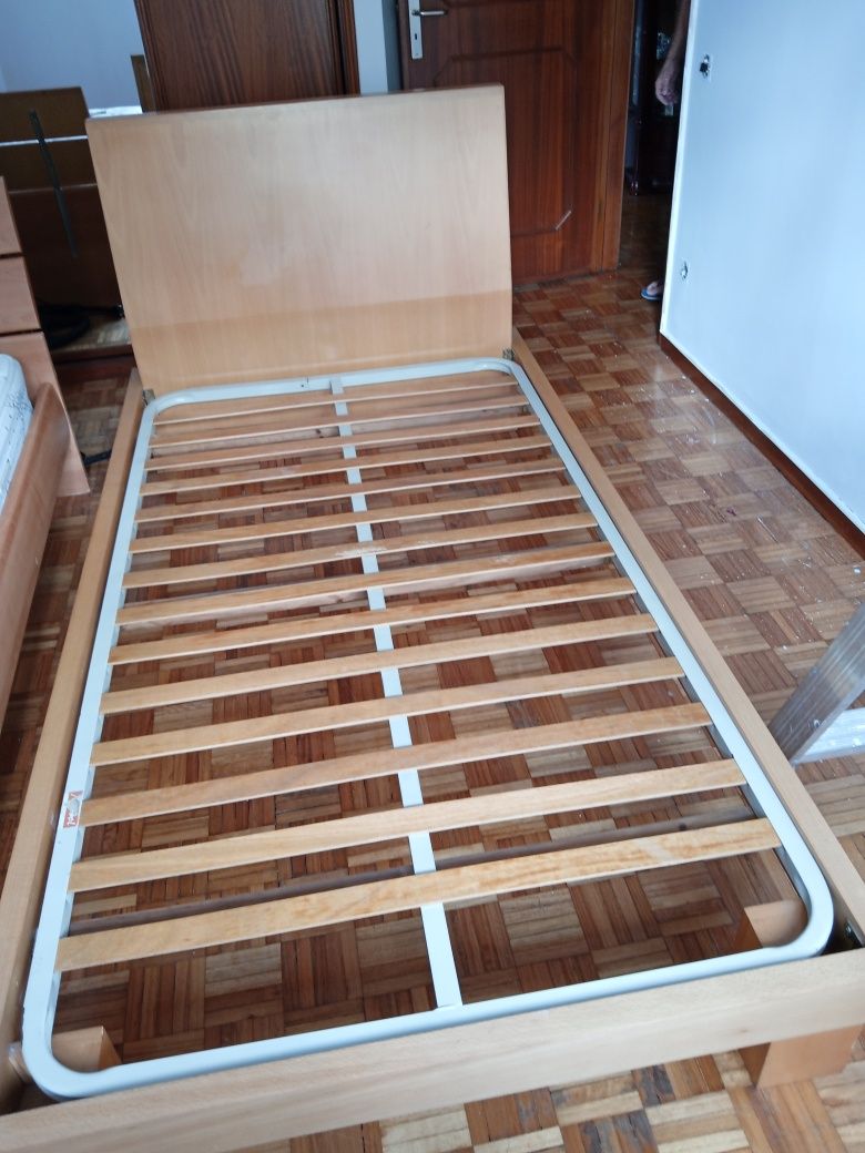 Cama de solteiro mesa de cabeceira