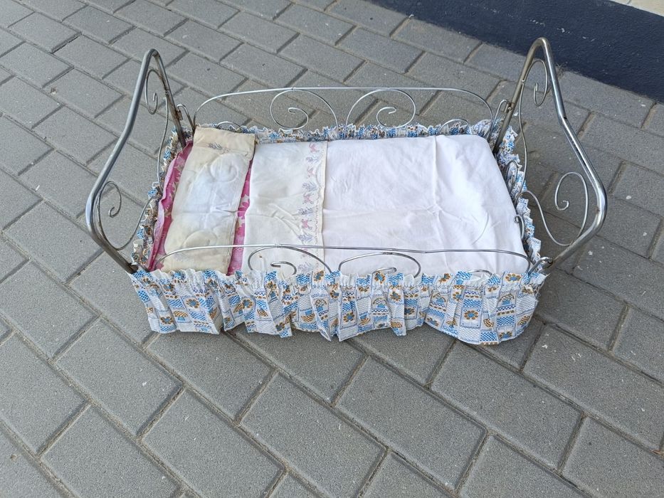 Cama metálica com colcha