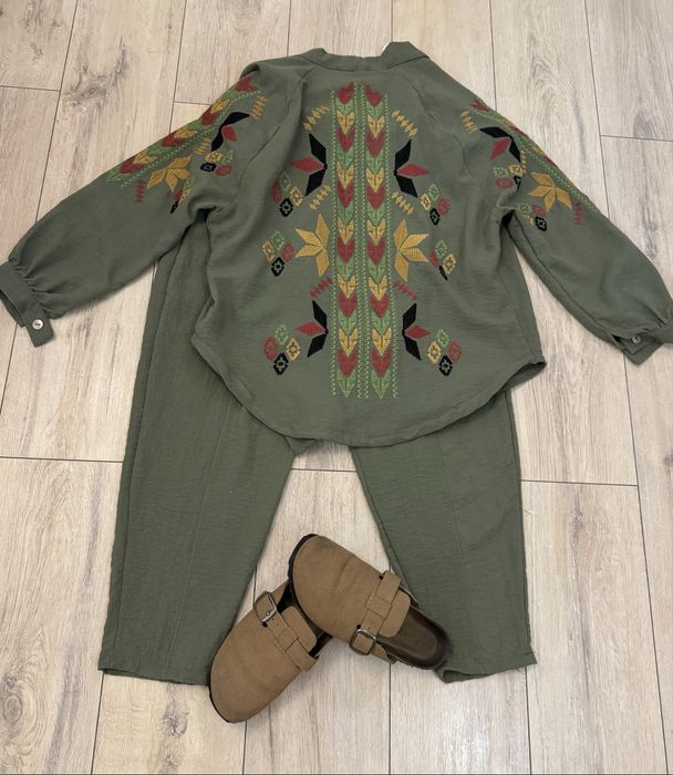 Костюм з вишивкою