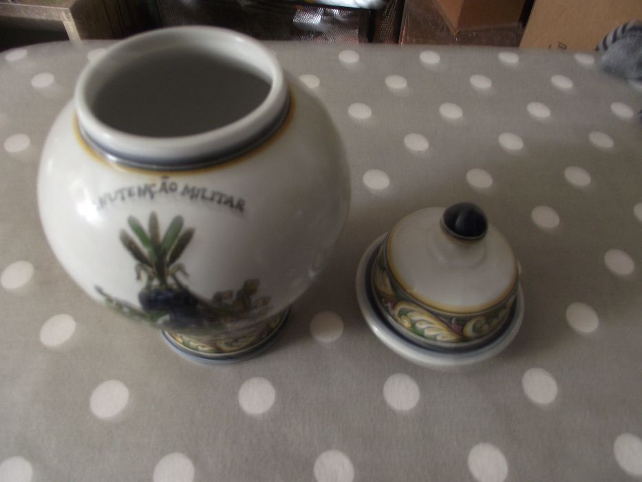 Pote de loiça c/ brasão da extinta Manutenção Militar