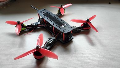 Dron fpv 6 cali silniki e-max RS2205