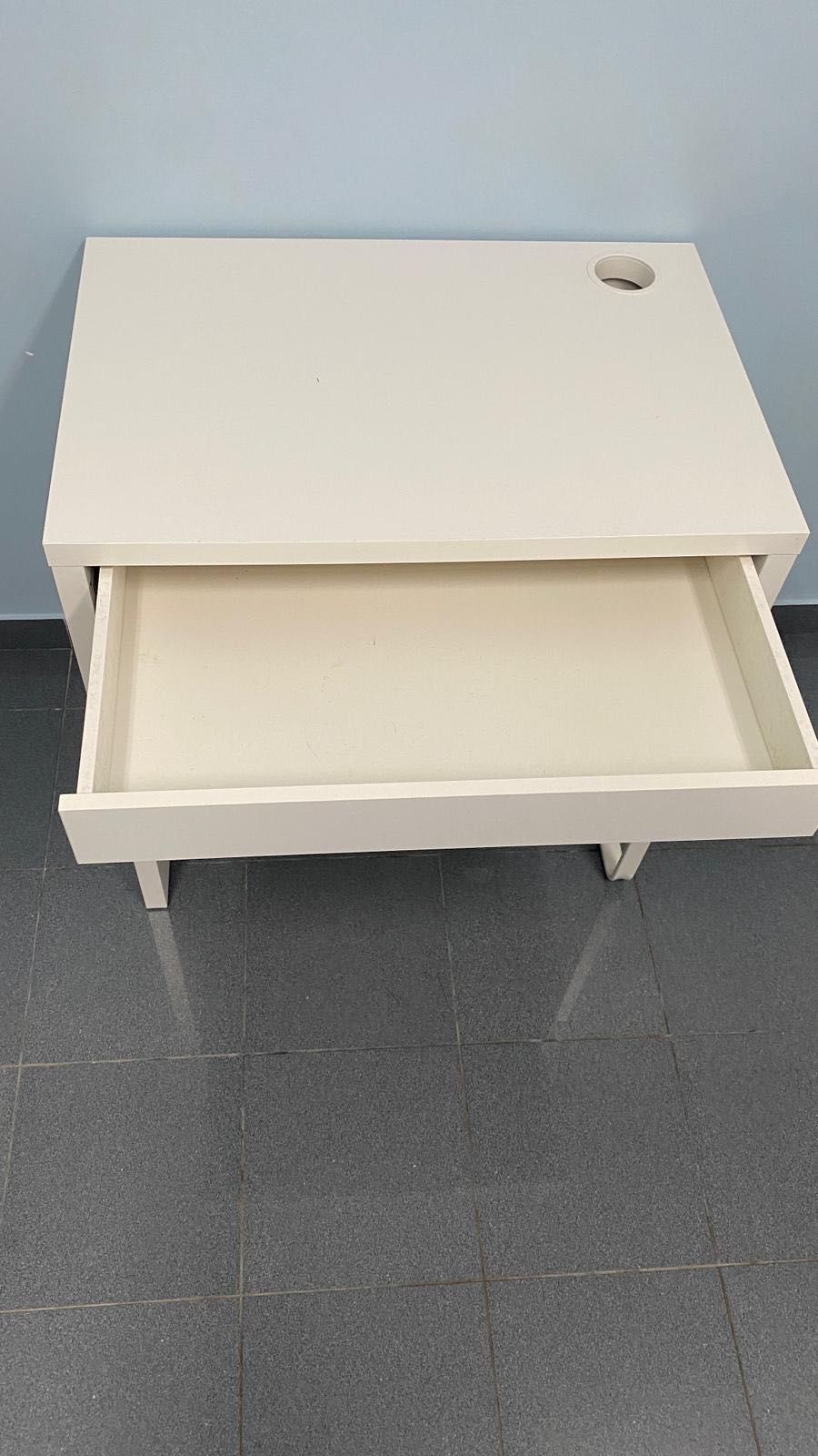 Mesa/ secretaria brancas com gaveta