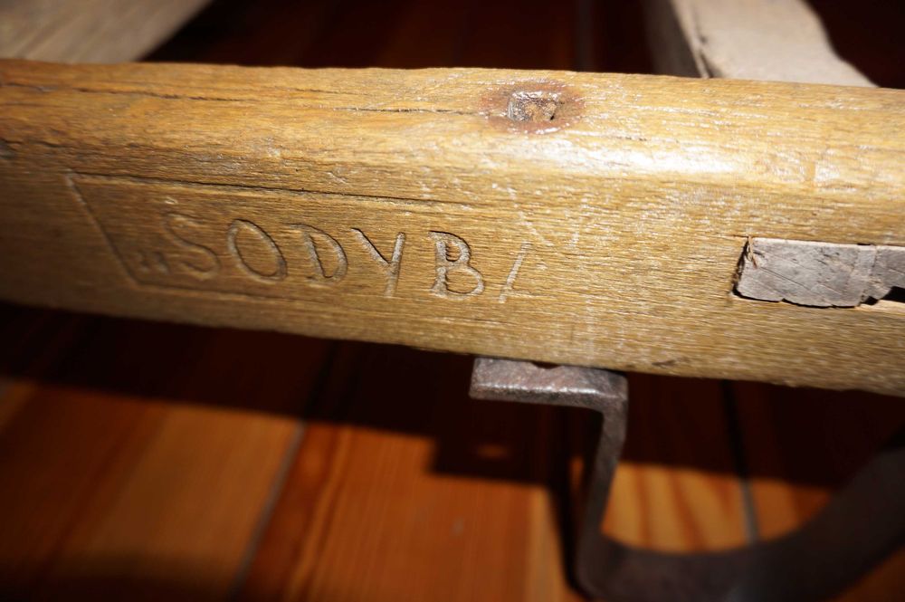 Młynarka, wózek drewniany z młyna SODYBA zabytek stary kuty