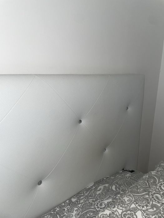 Cabeceira branca estufada com diamantes Conforama