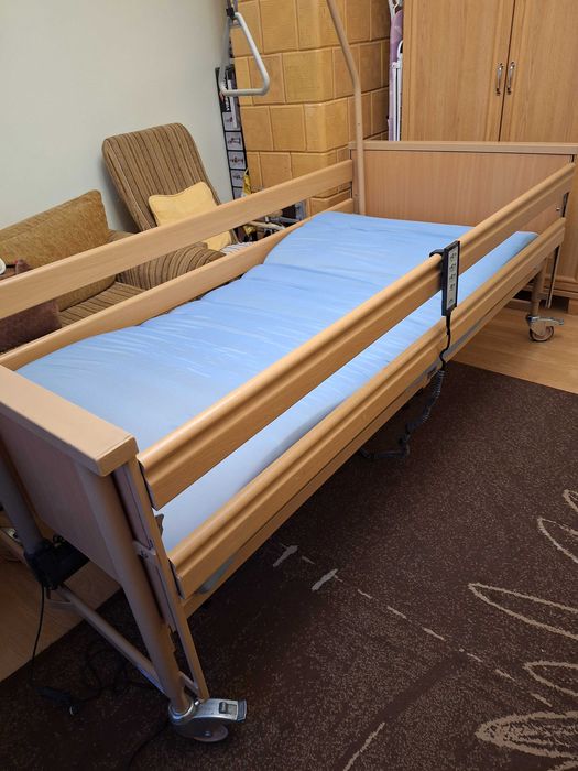 Łóżko rehabilitacyjne Burmeier, sterowane elektrycznie, z materacem