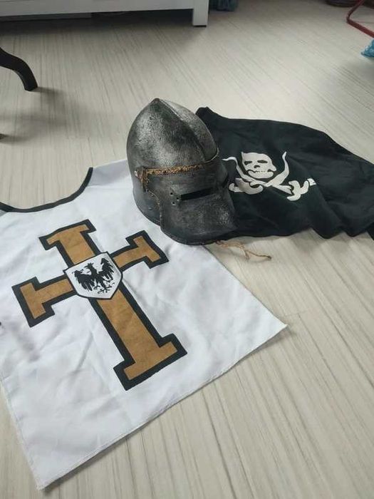 Hełm krzyżackiego kawalerzysty (plastikowy) + peleryny gratis