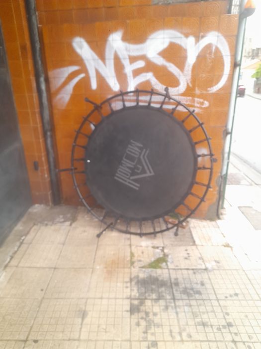 Trampolim patas em metal
