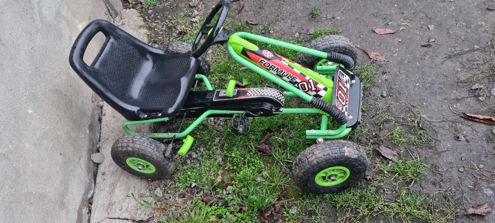 дитяча машина на педалях та три колесний велосипед