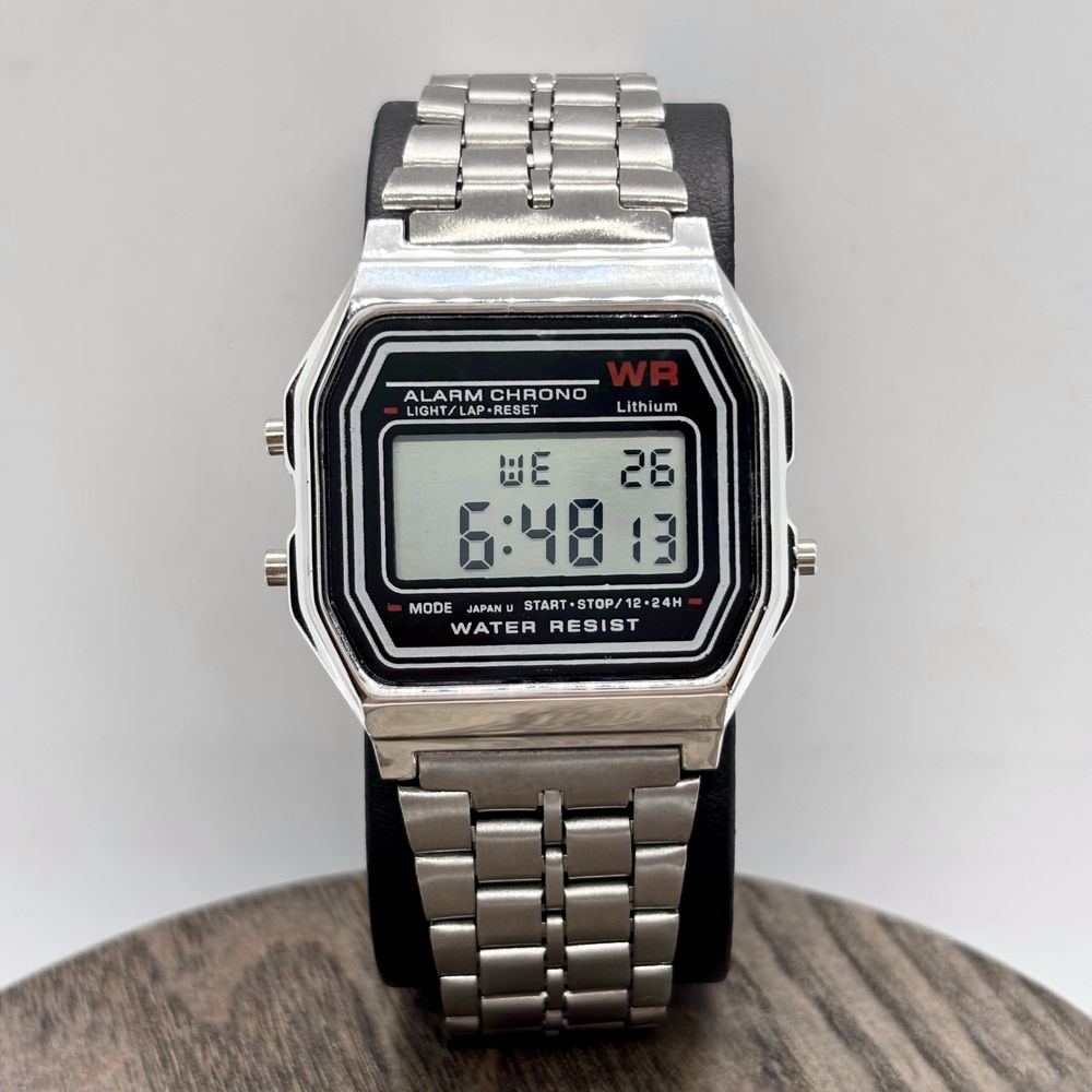 Srebrny zegarek w stylu Casio retro