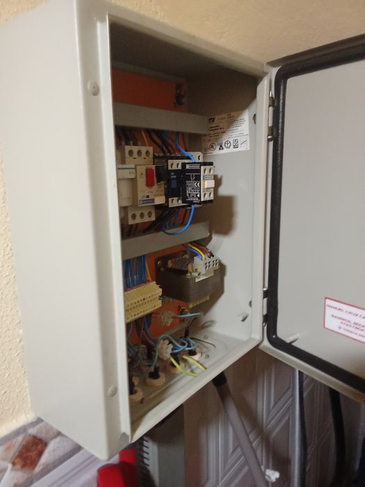 Elevador elétrico com bomba de óleo