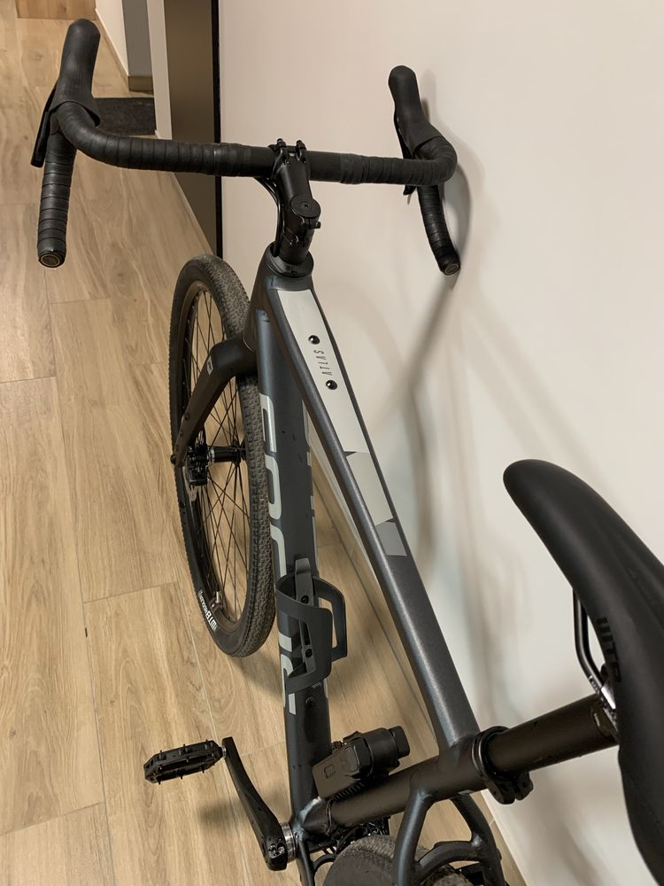 Gravel Focus Atlas 6.7 (rozmiar M, widelec karbon, Shimano GRX 400)