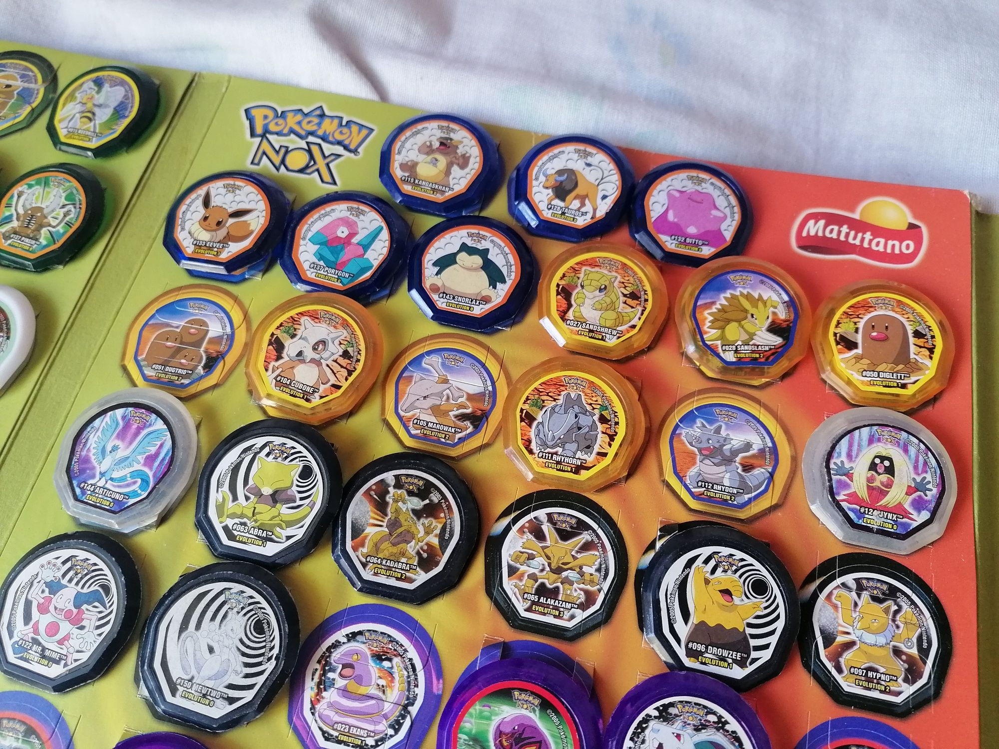 Caderneta pokemon nox coleção semi completa tazos