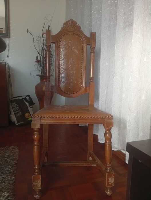 Vende-se mesa de sala de jantar, com 8 cadeiras.