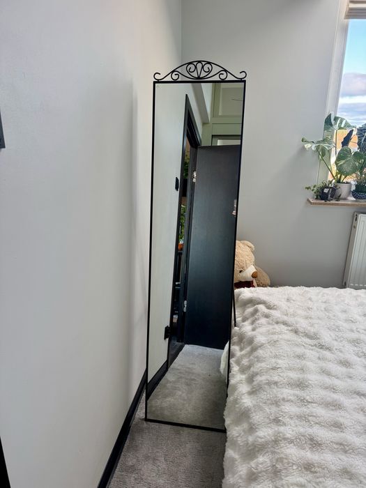 Stojace czarne lustro