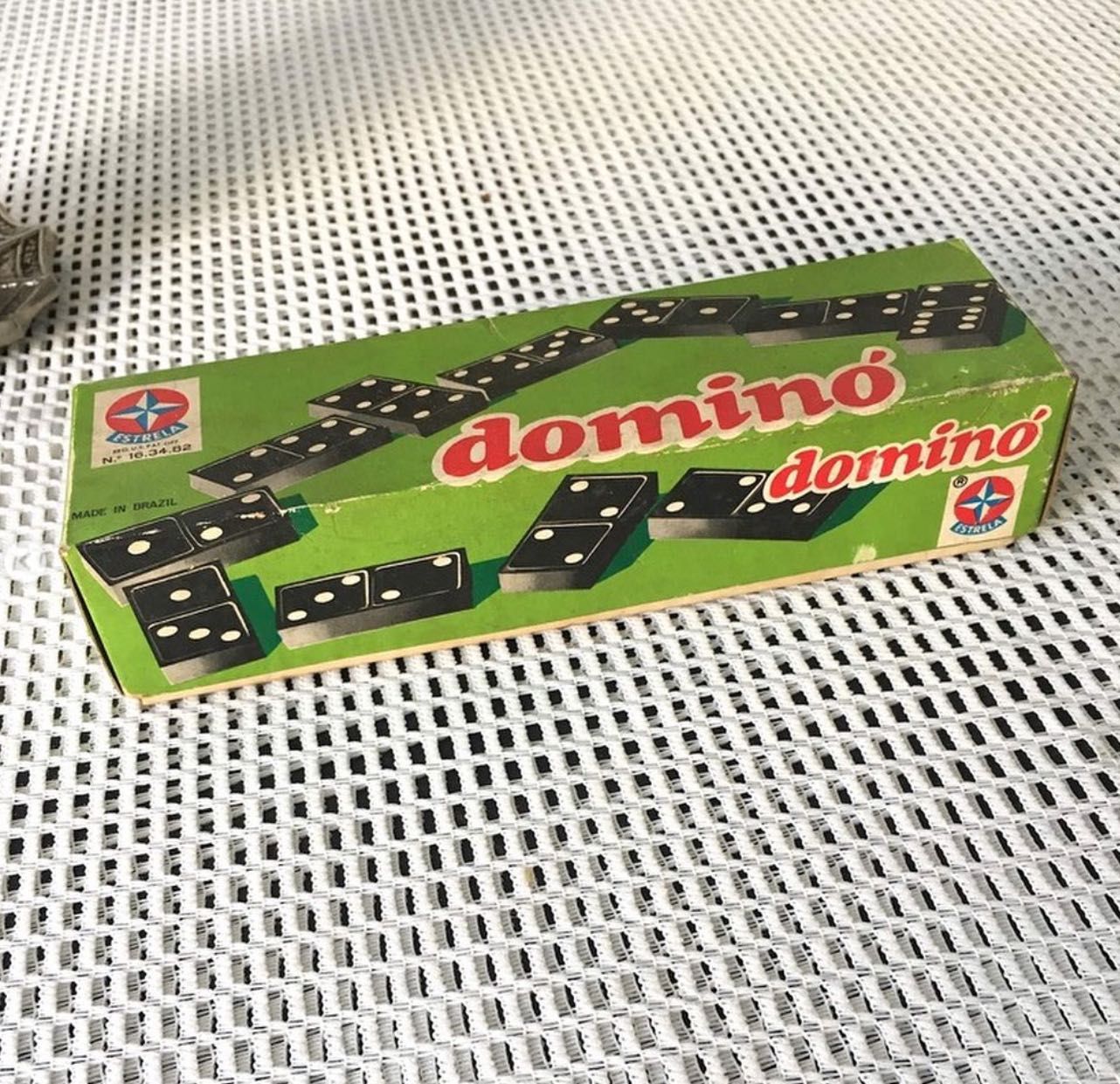Jogo de dominó com caixa