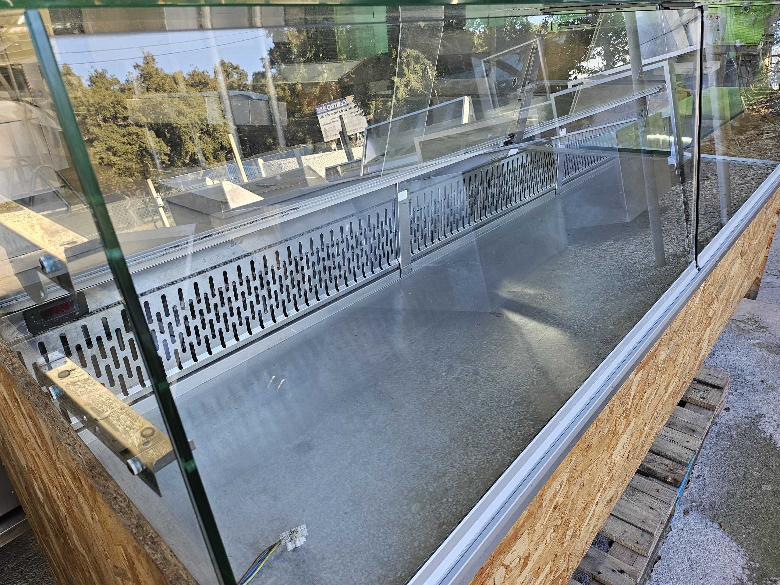 Vitrine neutra para pão e bolos