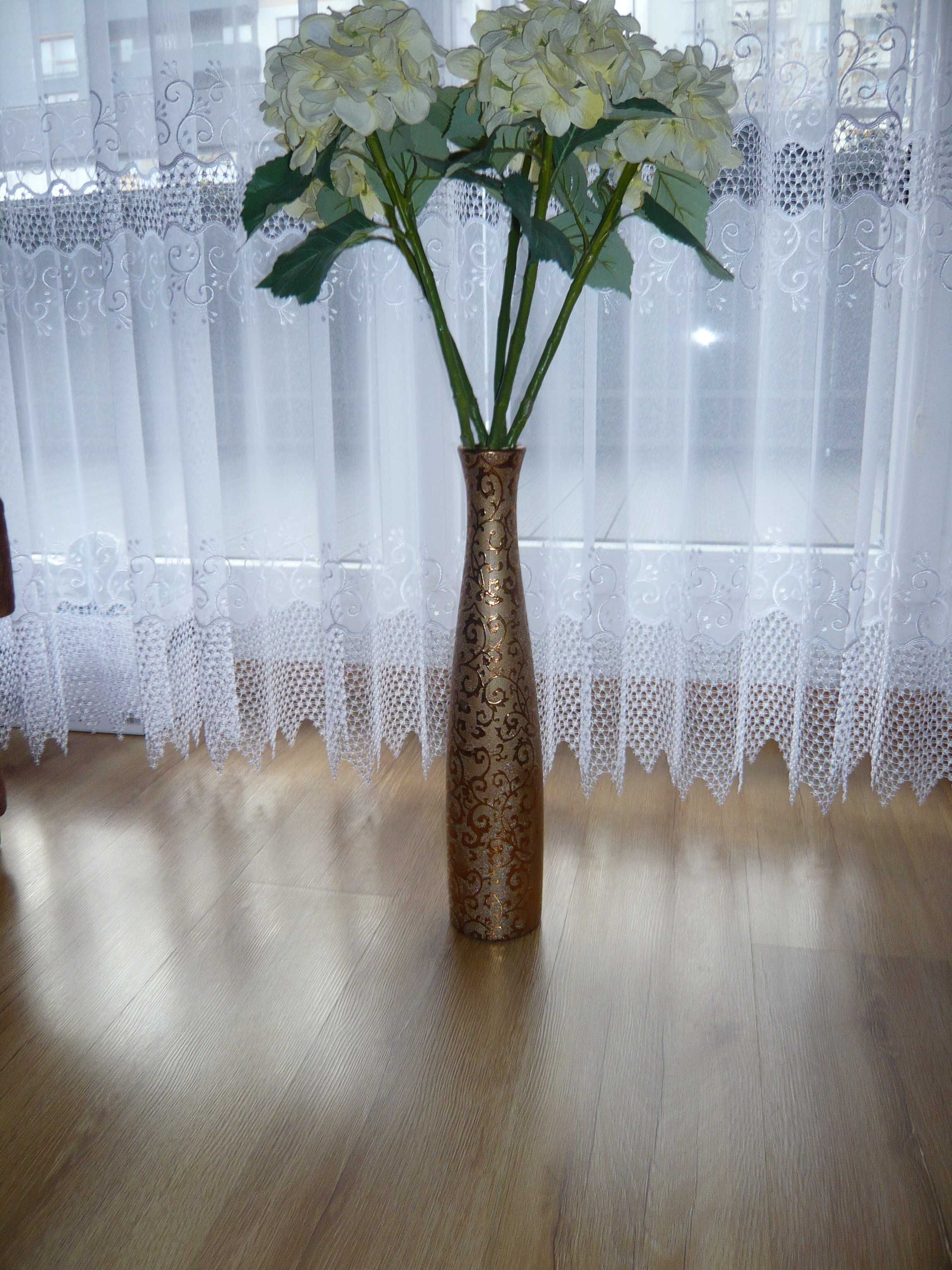 Wazon wysoki firmy Home&You z pięcioma sztucznymi kwiatami hortensjami