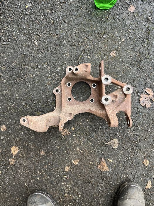 Escape 1.5 задня цапфа ліва gv61-5a971