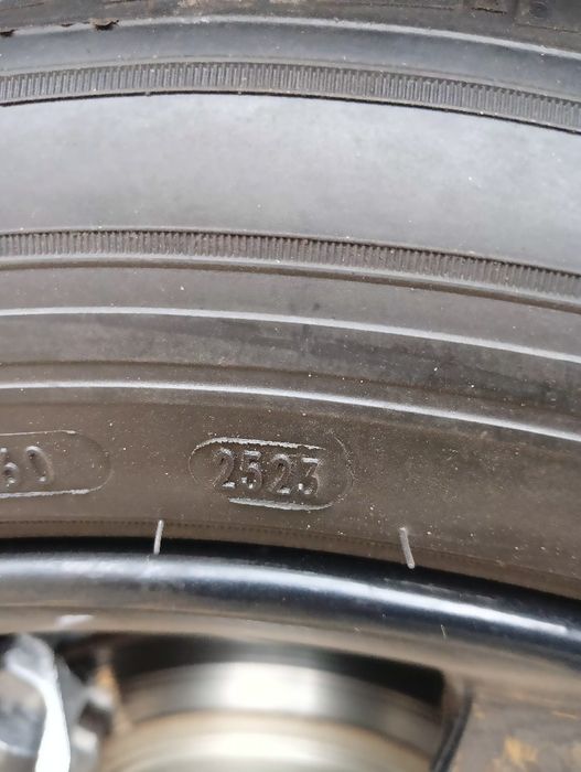 Продам резину r17 225/50 можно з дисками