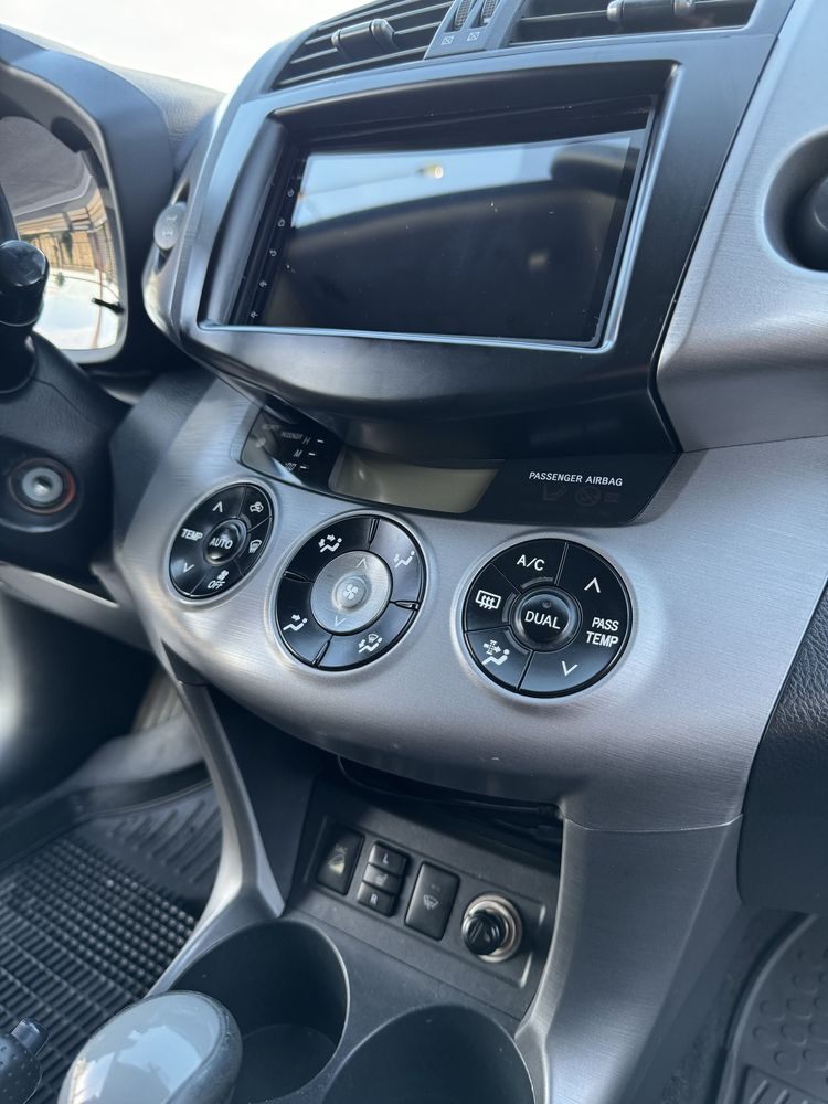 Продам свой авто Toyota Rav 4 полный привод, автомат!