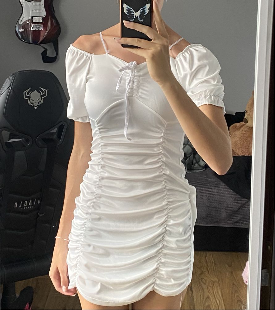 biała sukienka bodycon przylegająca marszczona coquette