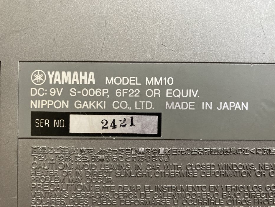 Yamaha MM10 – kompaktowy mikser na baterię 9v z lat 80.