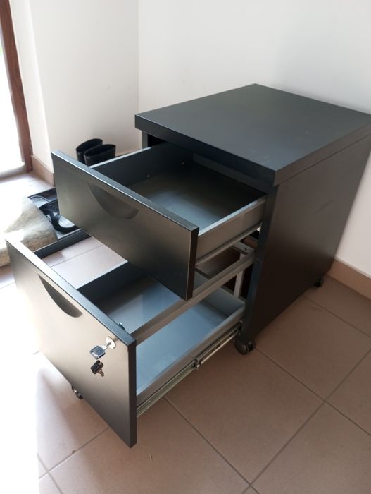 Czarna szafka na kółkach 57x50.5x41 cm