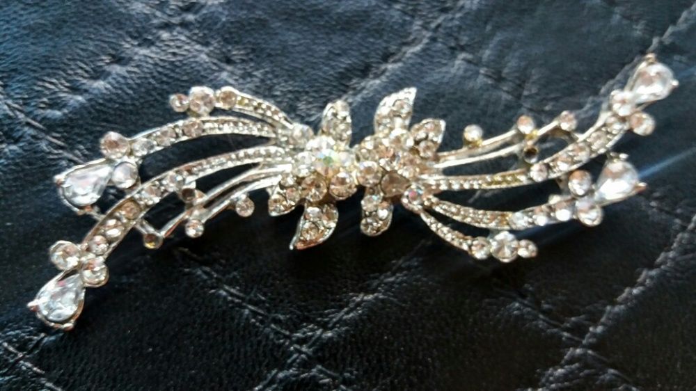 Брошь пришивная с камнями.