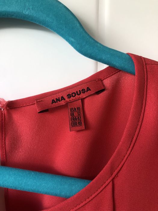 Camisa cor vermelha com franjas pretas