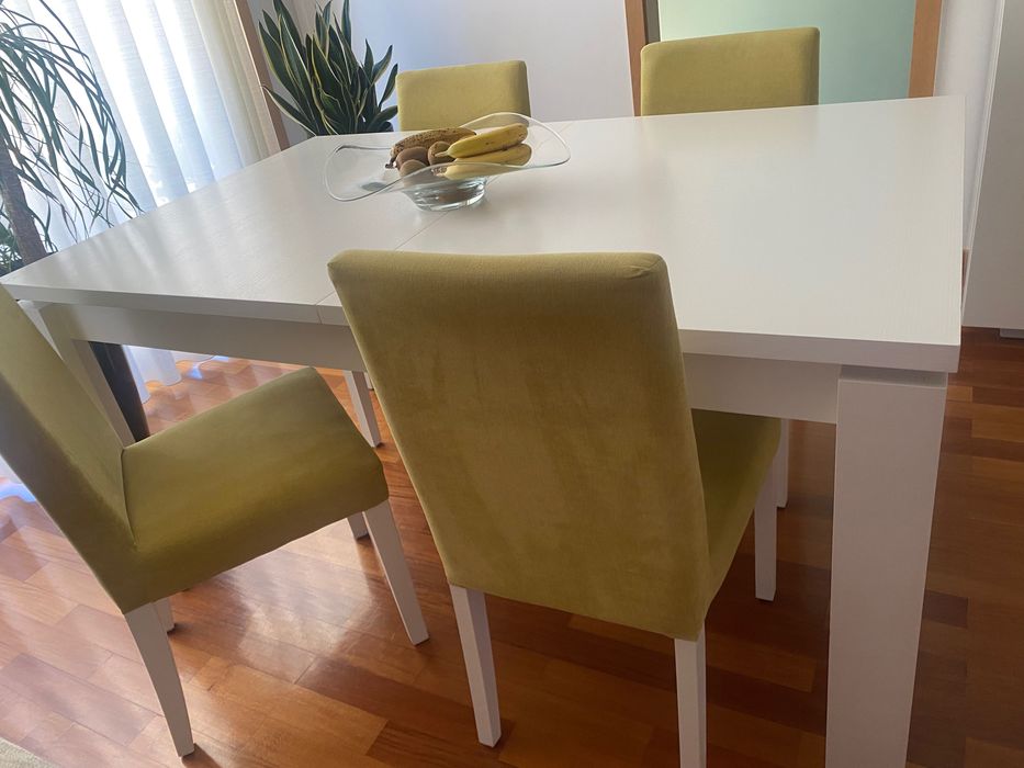 Mesa branca em Carvalho 1,60 X 100 extensível com 4 cadeiras excelente